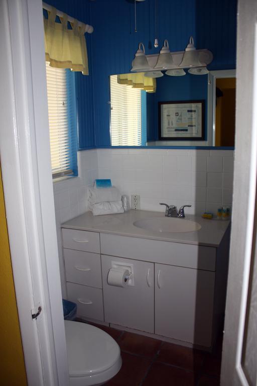 Barefoot Bay Motel 2*