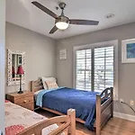 Coastal Sea Side Townhome - Walk To Beach!
