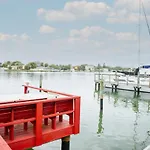 Waterfront Apt, 3 Min Walk To Beach,Boats Welcome