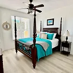 Island Key 305 - Amazing Waterfront Condo - Walk To The Beach