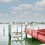 Waterfront Apt, 3 Min Walk To Beach,Boats Welcome