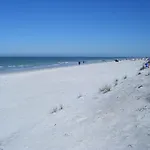 Spacious Beach House Unit,Beautifully Furnished 2 Bed 2Bath./2Min.Walk To Beach