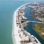 Spacious Beach House Unit,Beautifully Furnished 2 Bed 2Bath./2Min.Walk To Beach