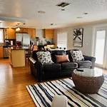 4 Bed And 2 And A Half Bath, Minutes From The Beach!