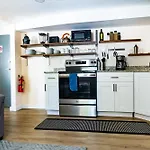 Contemporary Beach Bungalow - King Bed - 5Min Walk To Beach