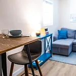Contemporary Beach Bungalow - King Bed - 5Min Walk To Beach