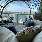 Waterfront -3Br - 2Kings -Pool Balcony - Beach