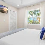 Luxury-4 Primary Bedrooms-Waterfront-King Beds