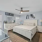 Stay Beachside I Stunning Views Walk Everywhere
