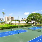 Bayshore Yacht & Tennis 806