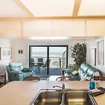 Joyce\'S Beachfront Suite 3