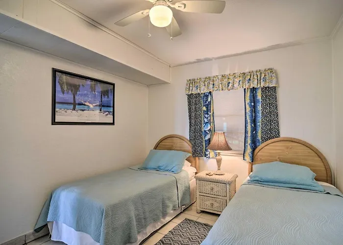Breezy Belleair Beach Condo - 12 Steps To Shore!