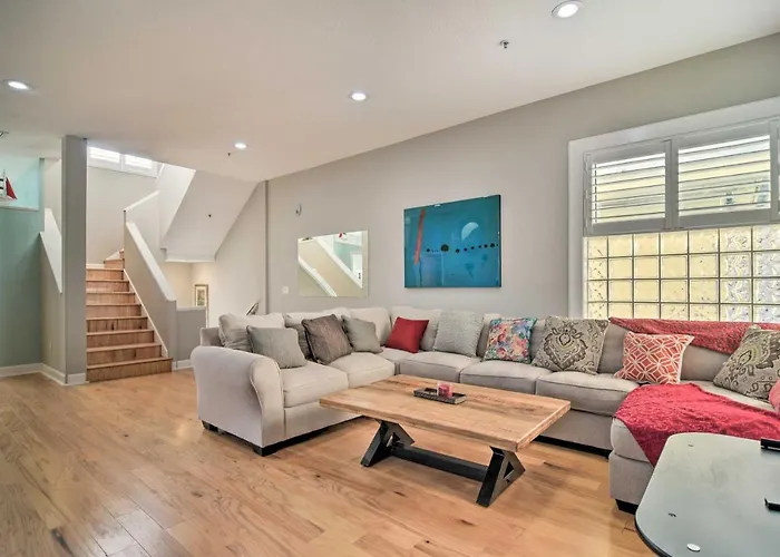 Coastal Sea Side Townhome - Walk To Beach!