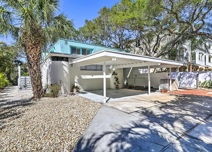 Tropical Waterfront Home Central Location!