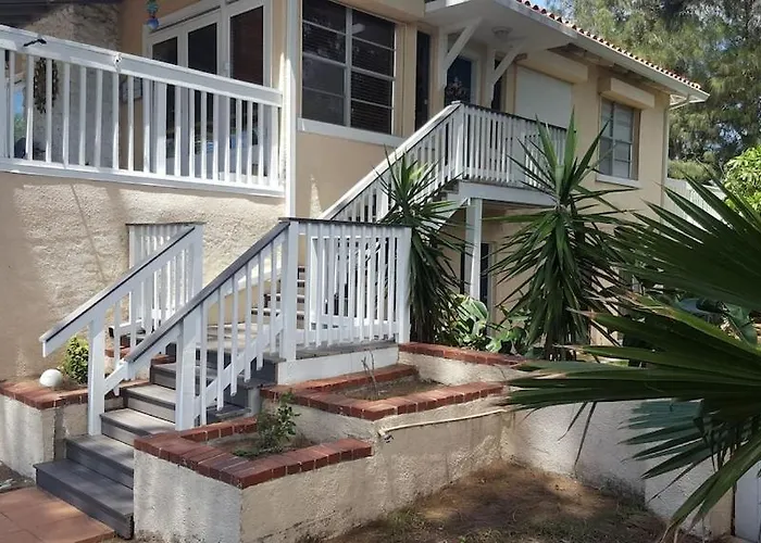Spacious Beach House Unit,Beautifully Furnished 2 Bed 2Bath./2Min.Walk To Beach