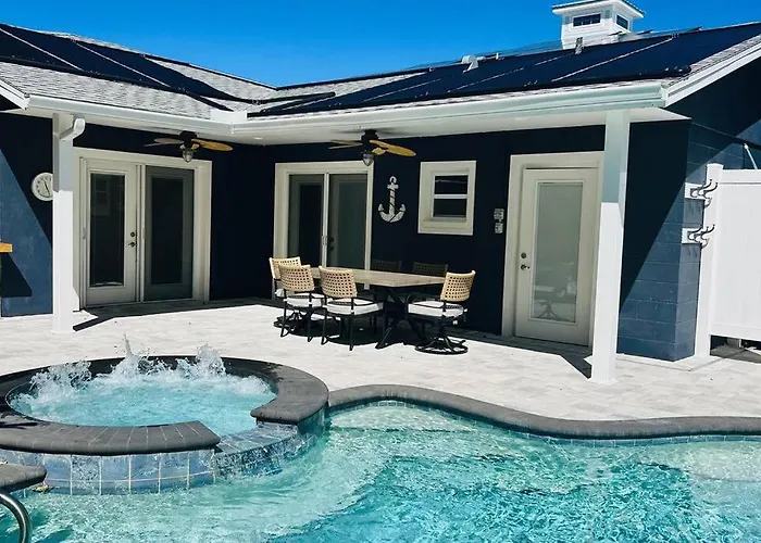 Beautiful Home With Large Pool! Close To The Beach!