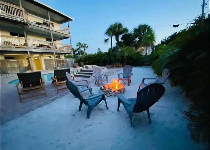 6 Bedrooms 4 Bath With Sand And Heated Pool