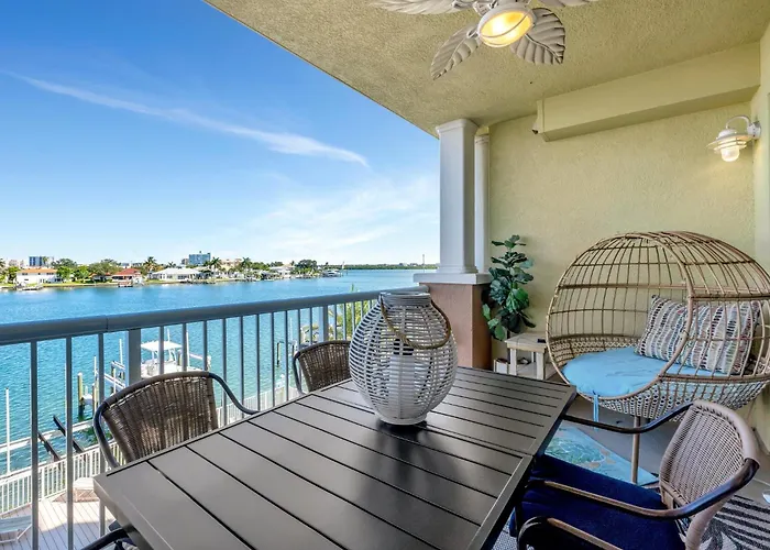 Waterfront -3Br - 2Kings -Pool Balcony - Beach