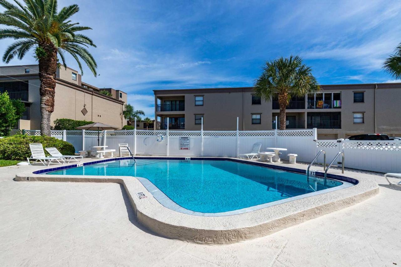 Walk To With Pool In Indian Shores! Clearwater Beach