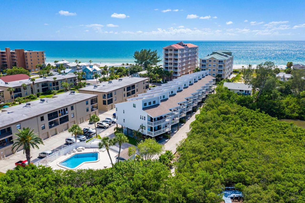 Walk To With Pool In Indian Shores! Apartment