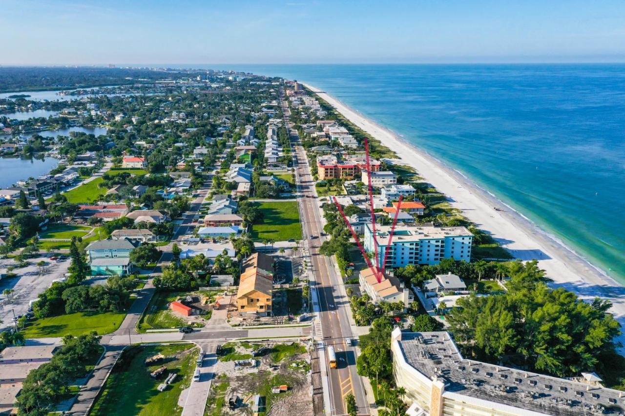 Apartment 100 Steps To Beautiful Indian Rocks Beach, Oceanside, 2 Bedroom Updated *