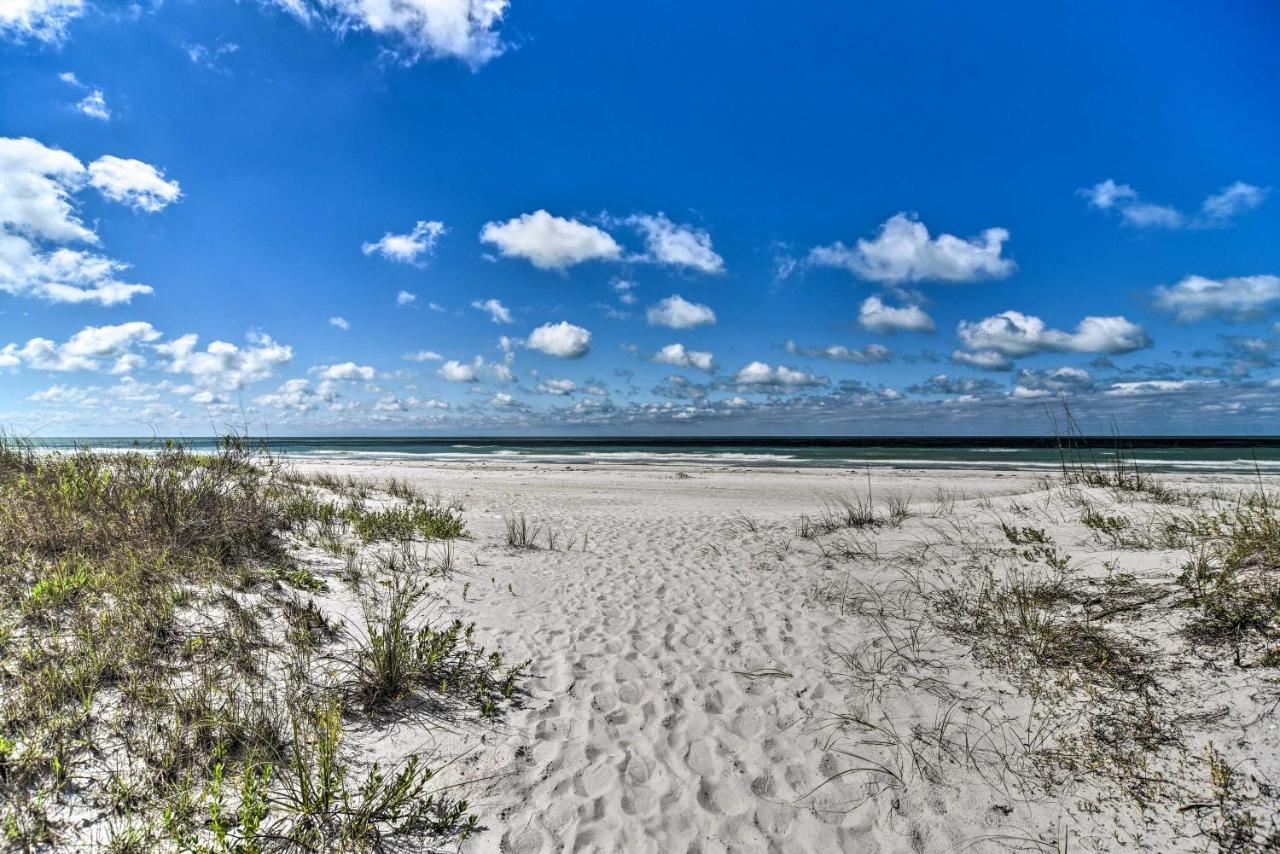 Sun-soaked Coastal Hideaway - Steps To Beach! Clearwater Beach