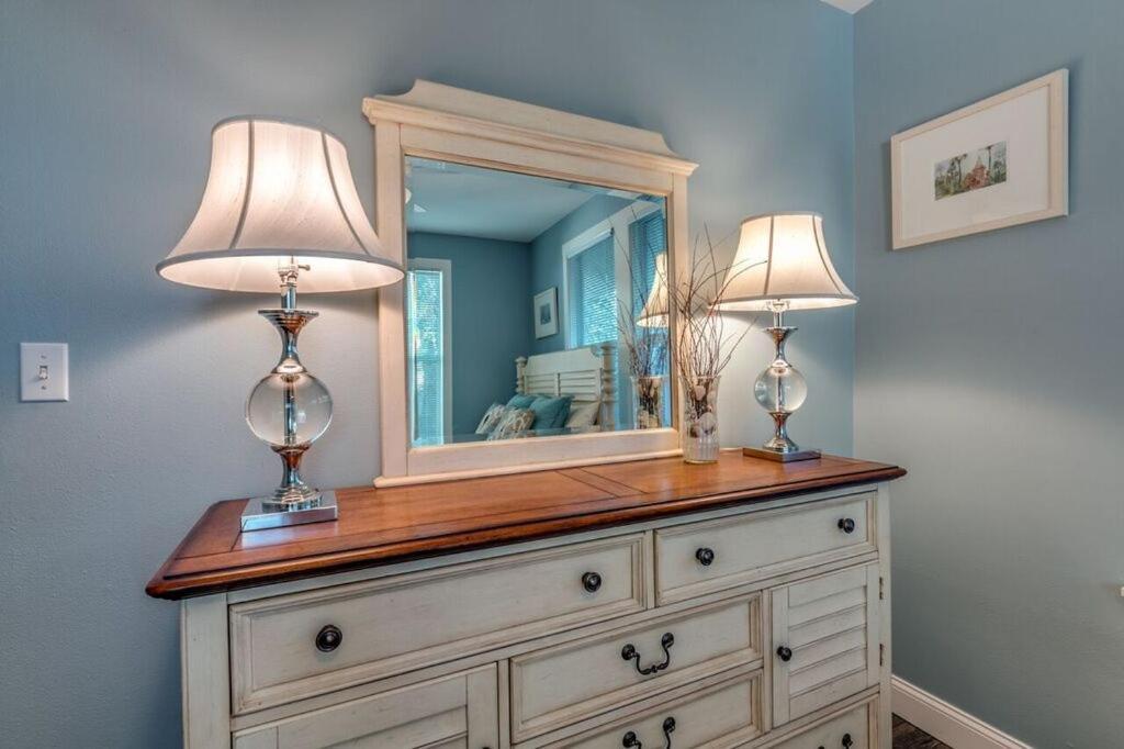 Beachcomber Beach House - Weekly Just Steps To White Sand Beach! Holiday home Clearwater Beach