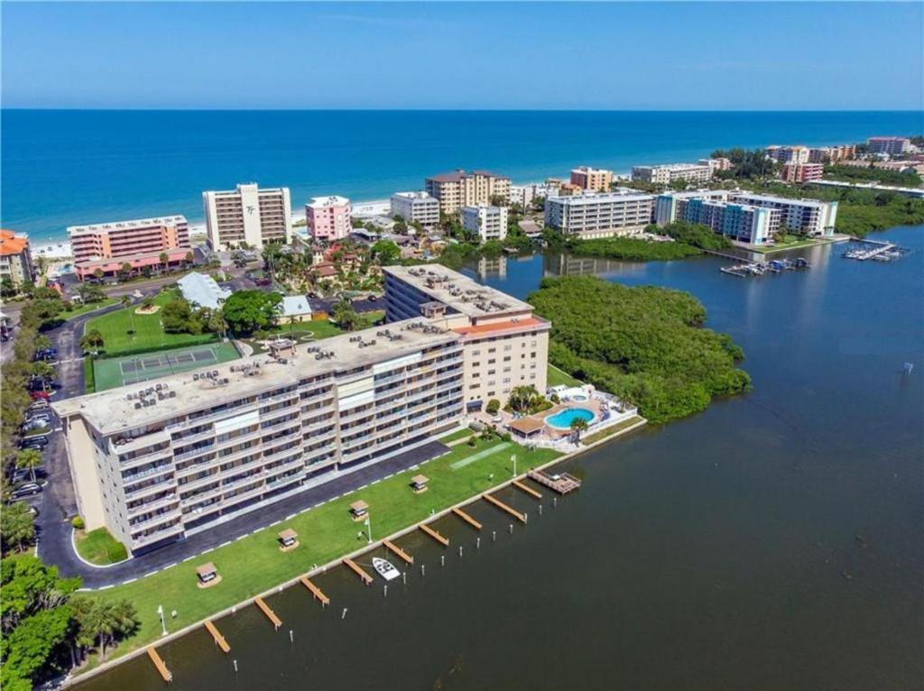 Holiday home Bayshore Yatch Tennis 2br 3 Beds, Walking Distance To Beautiful Quite *