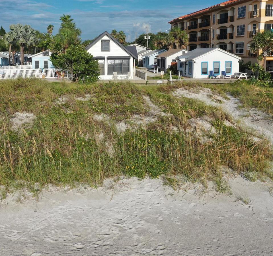 Chalet Private Front Cottage- Indian Rocks Clearwater Beach