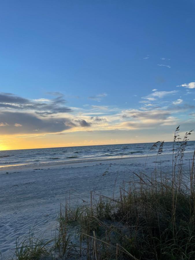 Chalet Private Front Cottage- Indian Rocks Clearwater Beach