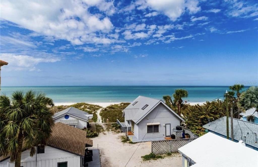 Chalet Private Front Cottage- Indian Rocks Clearwater Beach