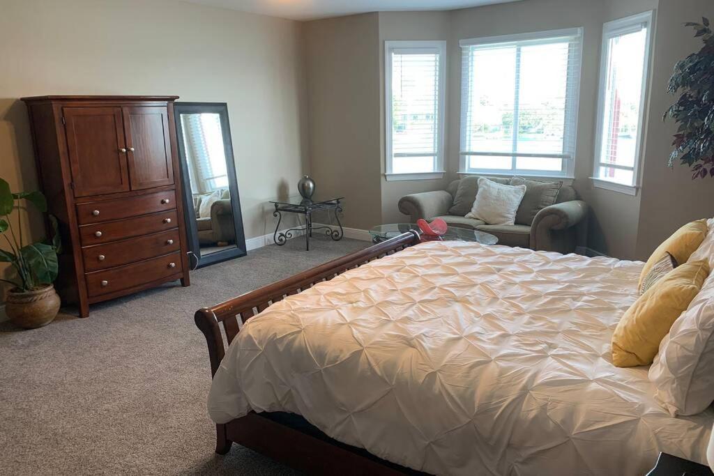 Luxury And Spacious Waterside Getaway Holiday home *