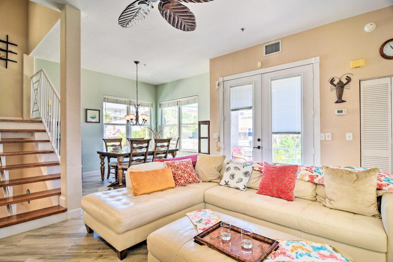 Colorful Townhome, Steps To Clearwater Beach! Holiday home