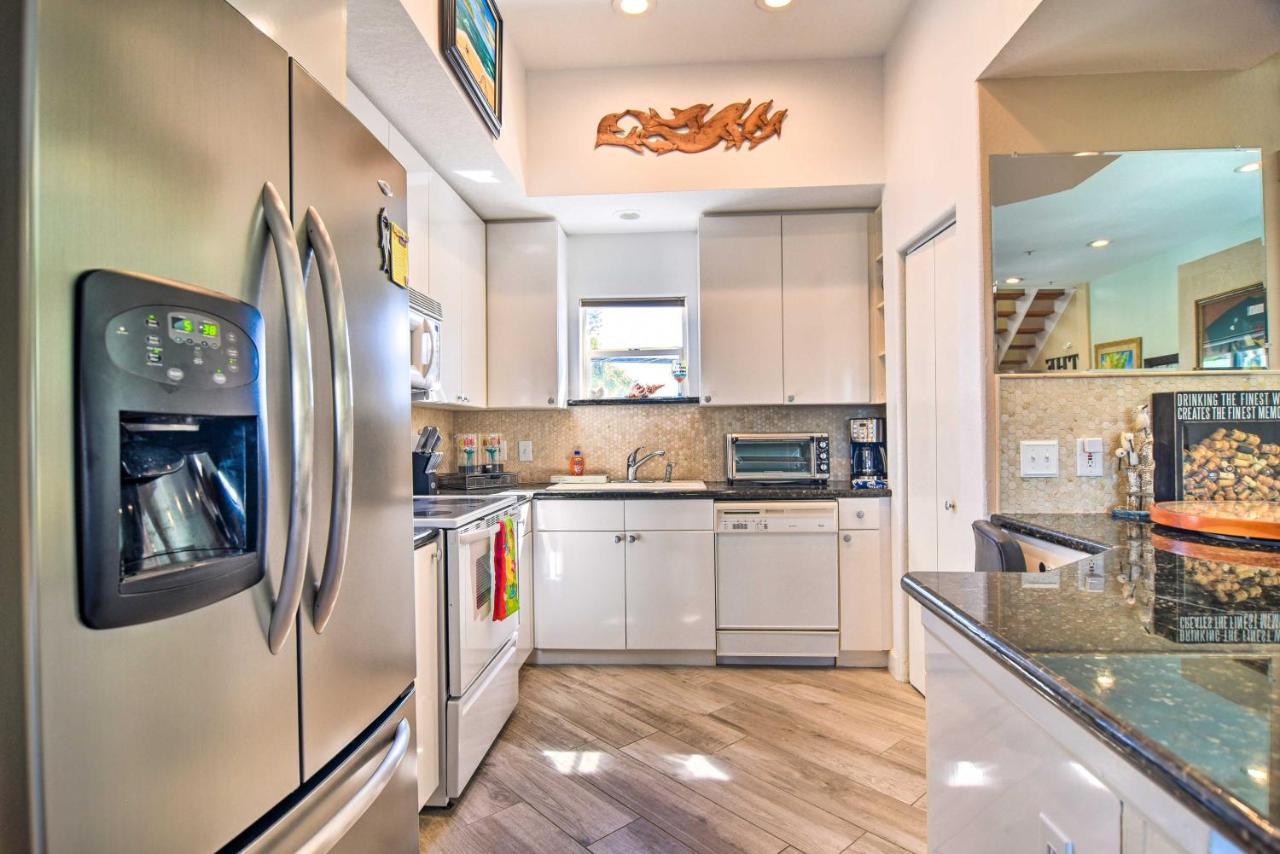 Colorful Townhome, Steps To Clearwater Beach!