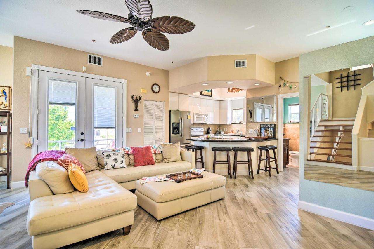 Colorful Townhome, Steps To Clearwater Beach! Holiday home *