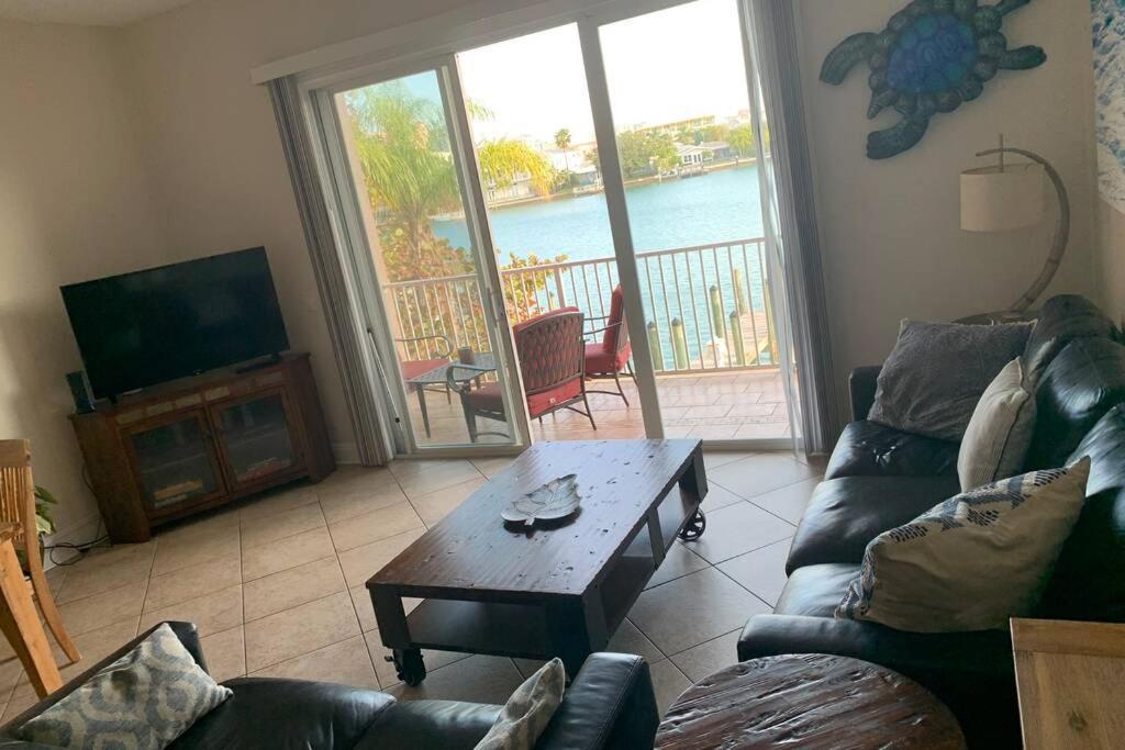 Luxury And Spacious Waterside Getaway *