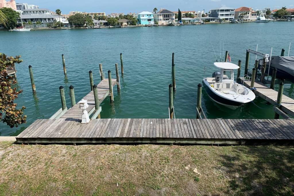 Luxury And Spacious Waterside Getaway Holiday home *