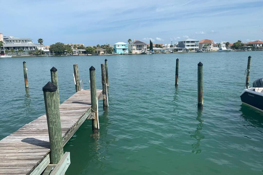 Luxury And Spacious Waterside Getaway Holiday home *