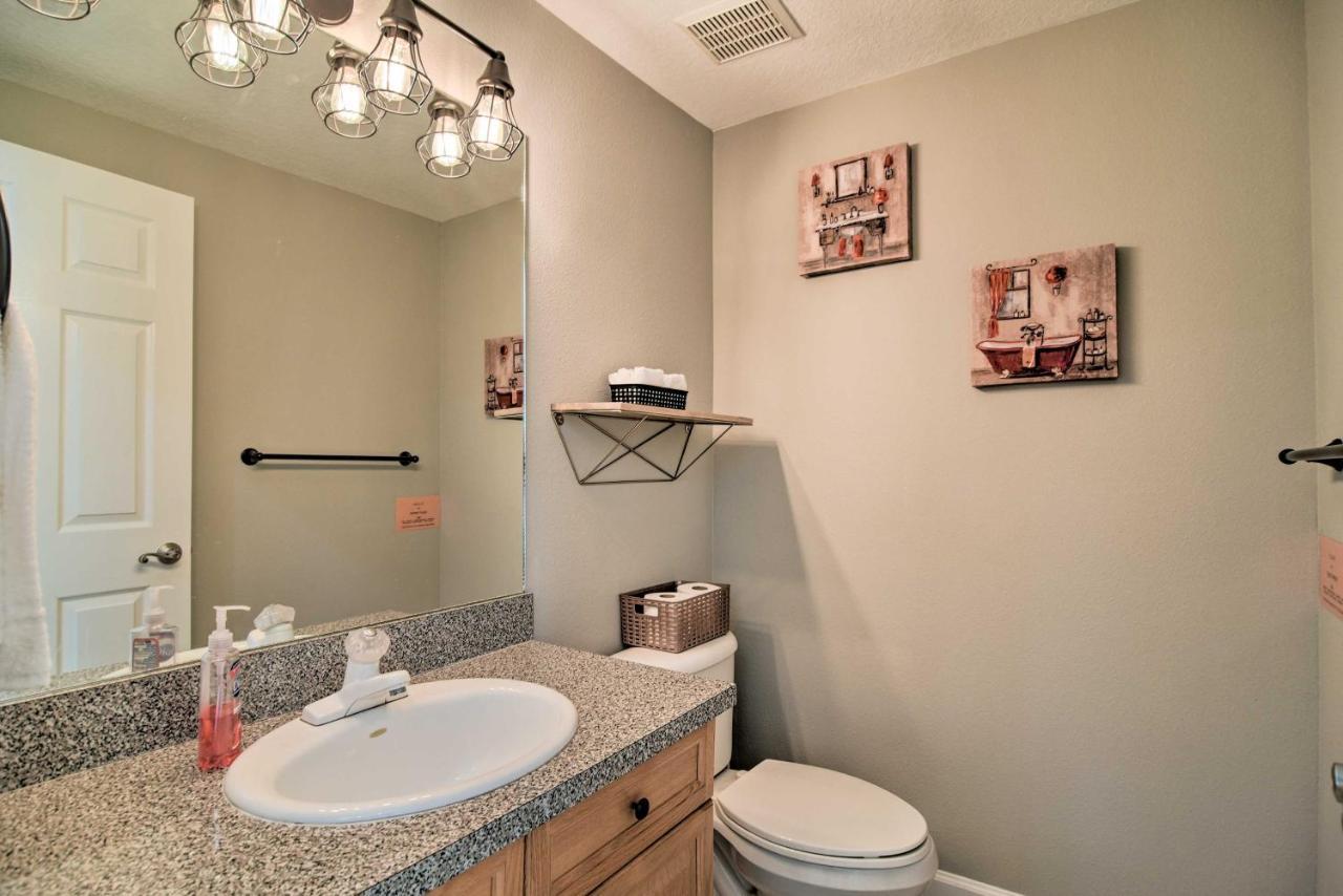 Coastal Sea Side Townhome - Walk To Beach! Holiday home