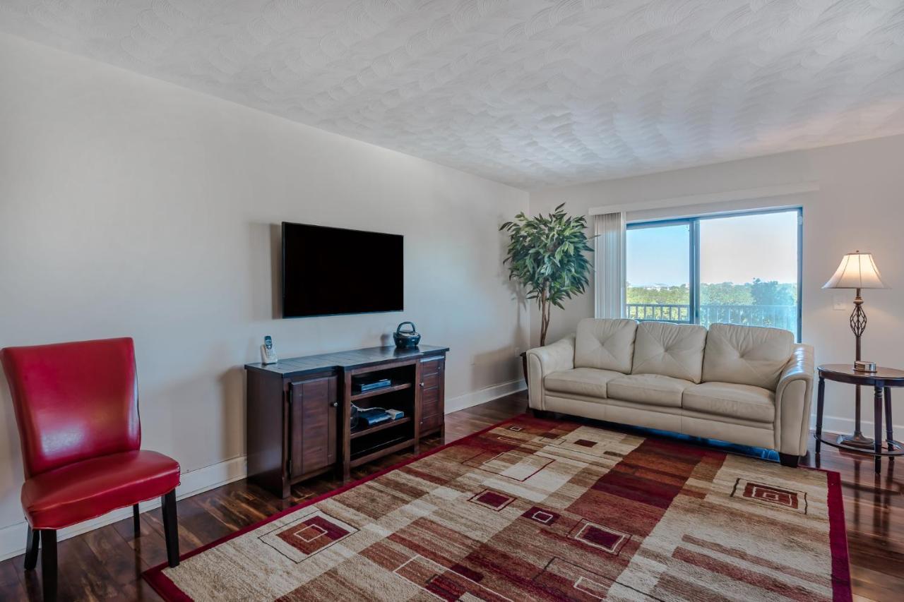 Bay Shores Yacht & Tennis 208, 2 Bedrooms, Sleeps 6, Heated Pool, Spa, Bay View Clearwater Beach