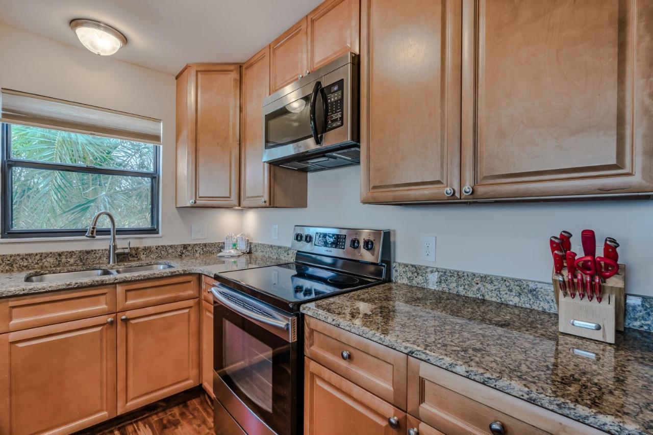 Bay Shores Yacht & Tennis 208, 2 Bedrooms, Sleeps 6, Heated Pool, Spa, Bay View *