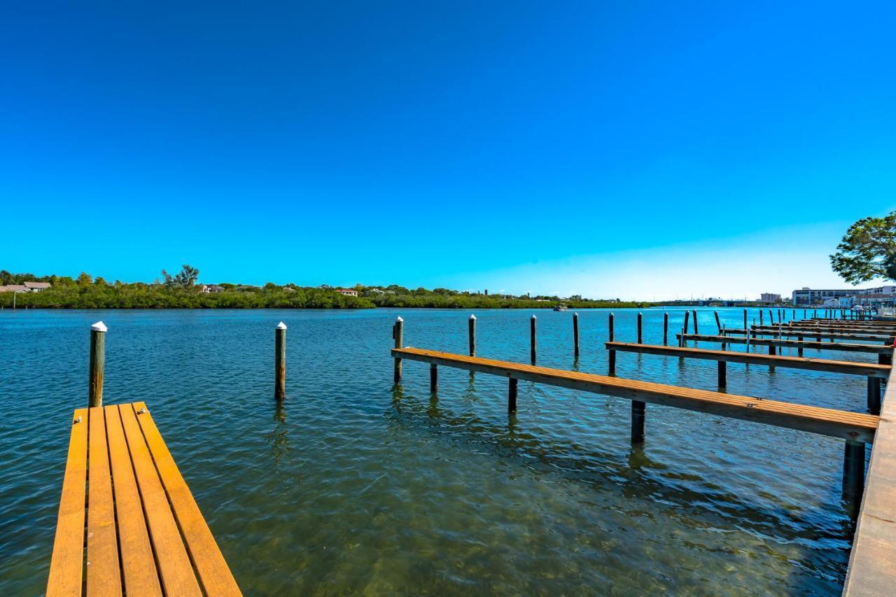 Apartment Bay Shores Yacht & Tennis 208, 2 Bedrooms, Sleeps 6, Heated Pool, Spa, Bay View *