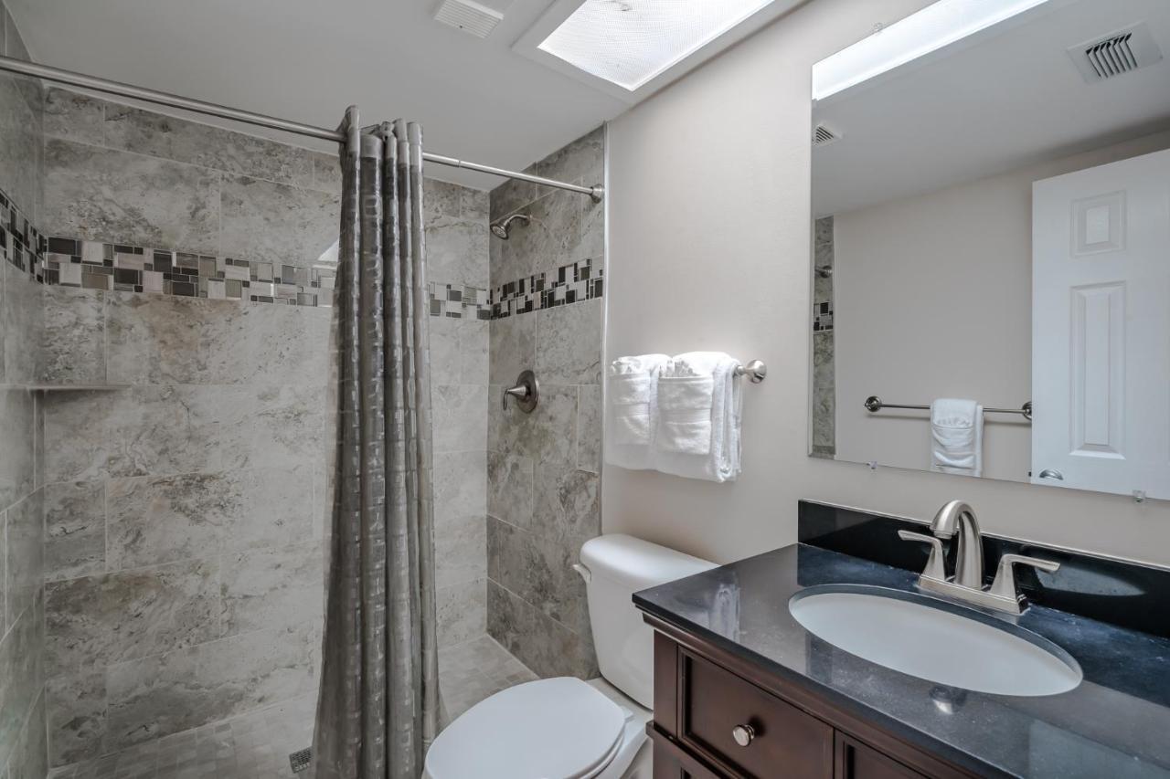 Apartment Bay Shores Yacht & Tennis 208, 2 Bedrooms, Sleeps 6, Heated Pool, Spa, Bay View
