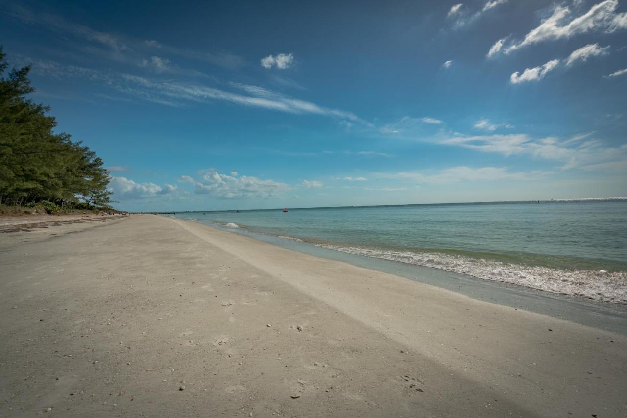 Bay Shores Yacht & Tennis 208, 2 Bedrooms, Sleeps 6, Heated Pool, Spa, Bay View Clearwater Beach