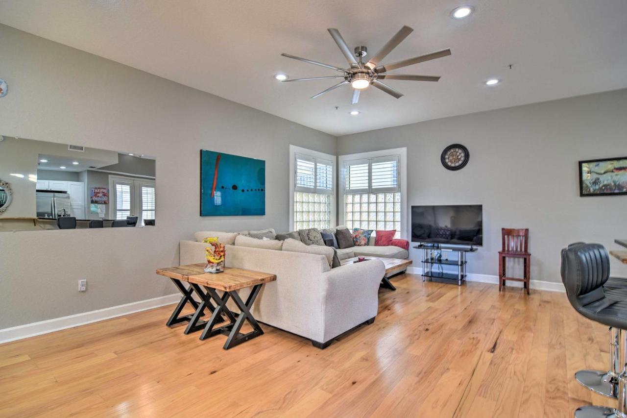 Holiday home Coastal Sea Side Townhome - Walk To Beach!