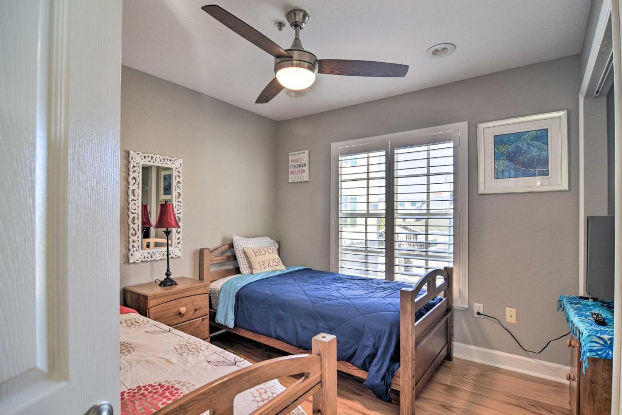 Holiday home Coastal Sea Side Townhome - Walk To Beach!