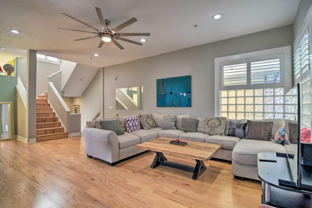 Holiday home Coastal Sea Side Townhome - Walk To Beach! *