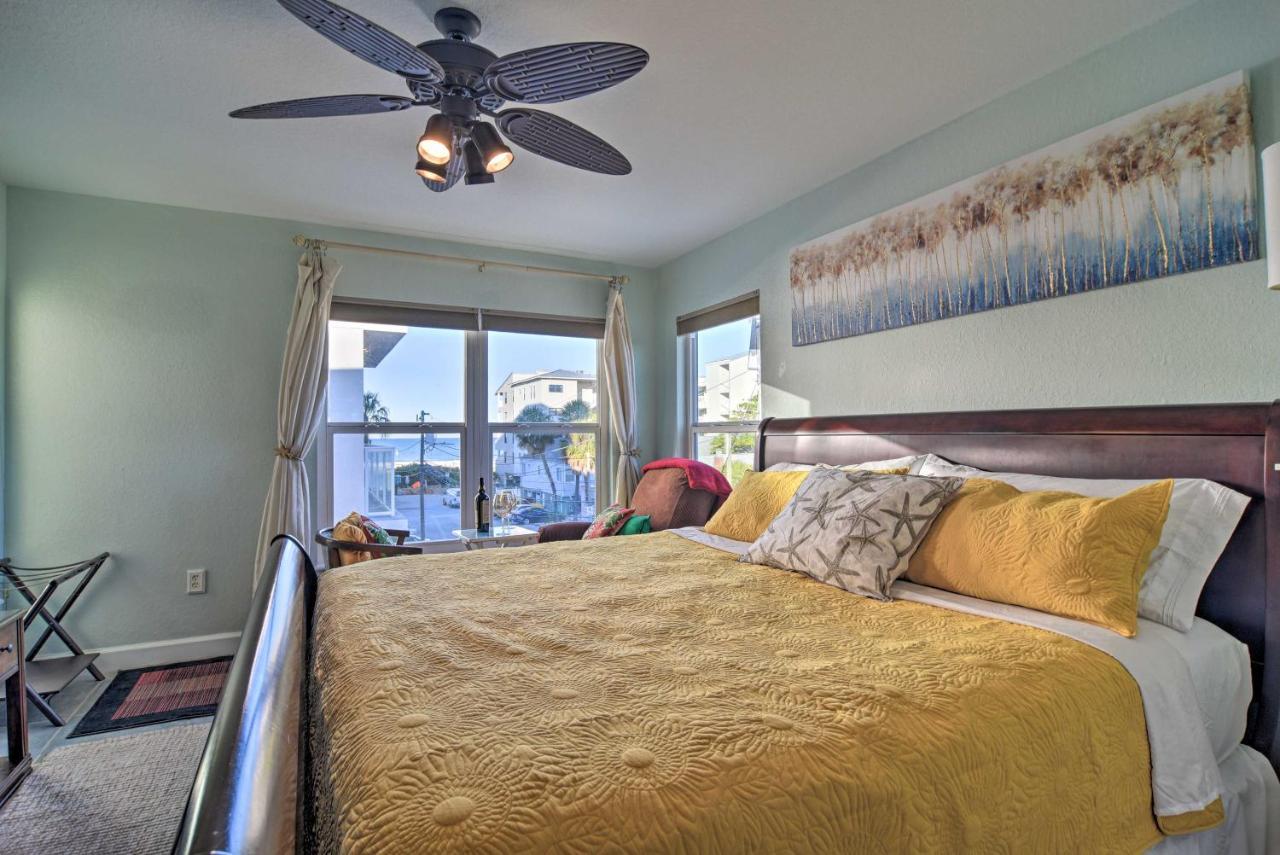 Colorful Townhome, Steps To Clearwater Beach! Holiday home Clearwater Beach