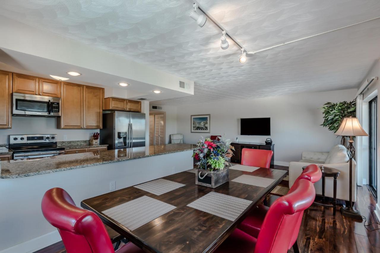 Apartment Bay Shores Yacht & Tennis 208, 2 Bedrooms, Sleeps 6, Heated Pool, Spa, Bay View Clearwater Beach