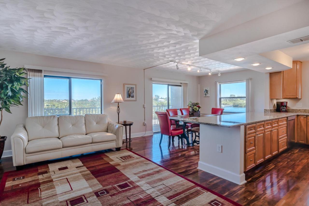 Apartment Bay Shores Yacht & Tennis 208, 2 Bedrooms, Sleeps 6, Heated Pool, Spa, Bay View *